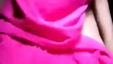 Desi XXX girl in pink plays with her own boobs and nipples in MMS video