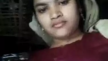 Indian girl has no panties and wears a dress that she easily can lift