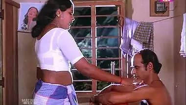 Beena Kumbalangi scenes village beauty dusky in lungi blouse sexy tummy deep navel