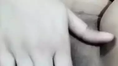 Brunette Indian XXX whore fucks herself MMS style for Desi watchers