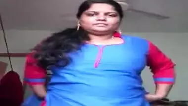 Natural Indian shuts herself up in room for a XXX striptease for sex fans