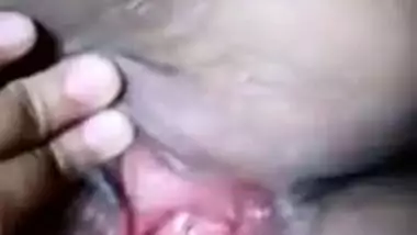 It isn't a problem for the Desi to show tits and pussy to her lover