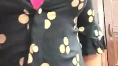 Indian babe set the camera on to expose small waist and flat XXX belly