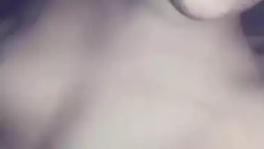 Desi hottie is online just to expose naked titties for XXX wankers