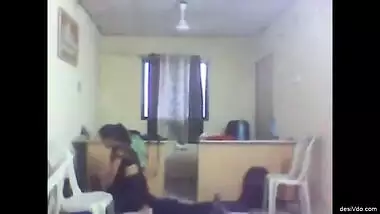 Husband ke kaam par jaane ke baad bhabhi ne bf ke saath kiya sex