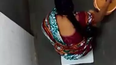 XXX girl pulls her sari up to piss and wash sex opening in the loo