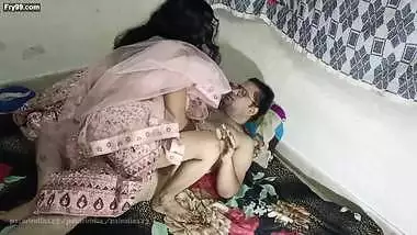 The servant fucks the Indian bride after seeing her alone in the room on the wedding day