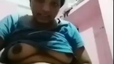 Desi pulls top up to show off her tits and perform XXX masturbation