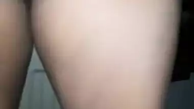 Indian Village Bhabhi Ki Chut Ki Garmi, Cooler Se Hawa Le Rhi Chut Me