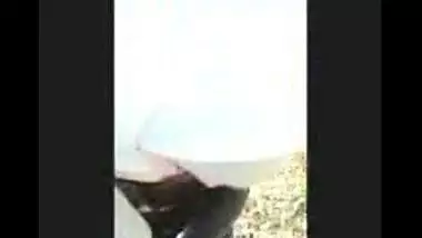 Fsiblog – Arab college girl giving outdoor blowjob to her lover MMS