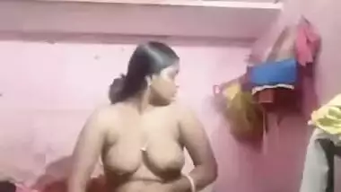 Super horny Desi XXX bitch masturbating her pussy with dildo on cam