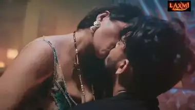 Indian beautiful stepmom get fucked by her young amateur stepson in doggy style real Hindi audio sex video.