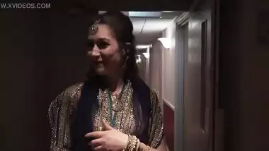 Indian Actress dare to walk naked in hotel with see through saree and guest see her