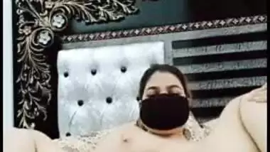 Desi slut plays with XXX pussy and cums while talking to BF on cam