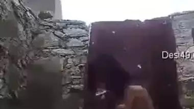 Offensive babe washes her XXX body outdoors being filmed by Desi man