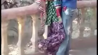 Outdoor Desi mms clip of slim Indian gal caught kissing her lover
