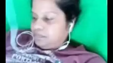 Desi mom is proud of saggy breasts and exposes them to the wanker