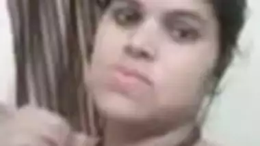 Hot XXX video of Desi woman who exposes her boobs in the pink bra