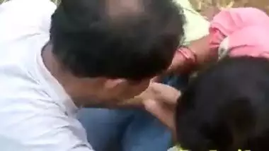 Indian guy kisses XXX tits of GF during outdoor chudai not noticing cam