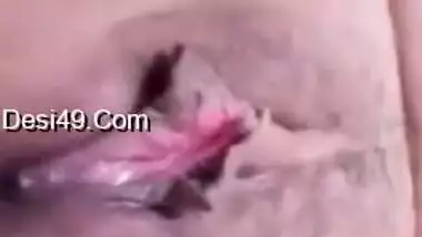 Desi woman sets camera down there and starts sex show focused on twat