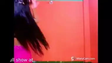 Non-professional livecam cutie does a sexy dance for her fans on a romantic song