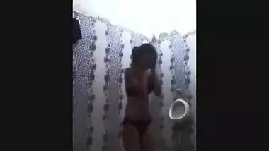 Nice sex video of modest Desi girl who shows XXX assets in bathroom