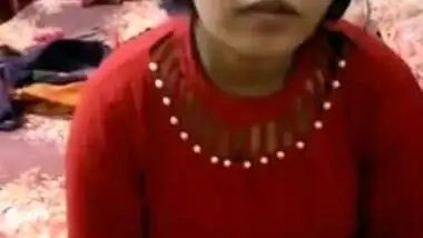 Dude coaxes his cute Desi girlfriend to pose naked for XXX camera