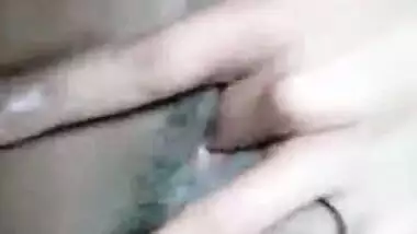 Sweet Indian gal with body of porn diva fingers trimmed twat on cam