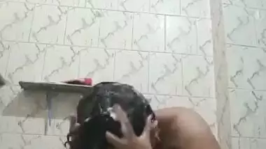 Awesome desi bhabhi Nude bathing selfie video