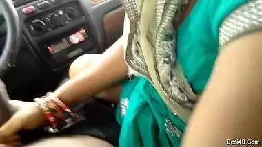 Indian babe in green sari takes big cock in hand and mouth in the car
