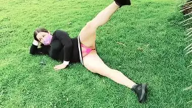 Puta Exhibicionista Me Lleva Al Parque Para Que Grabe Ensenando Sus Tangas Y Su Concha Par3