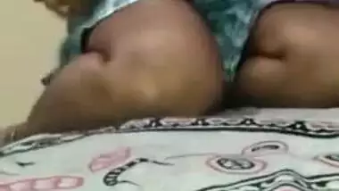 Desi MILF tries to find a sex partner performing a XXX masturbation show