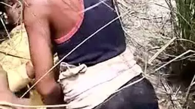 Cute XXX girl has pussy scored by Desi man on camera MMS in the field