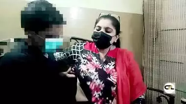 For cash Desi Bhabhi allows Pakistani boss to touch her XXX hot boobs
