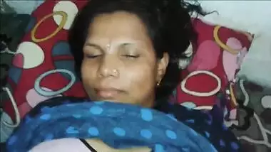 Prick works in Indian MILF's sex hole while its owner touches small tits