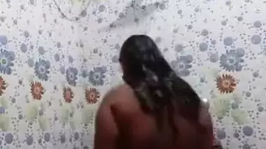 Exclusive- Sexy Desi Bhabhi Record Bathing Selfie For Ex Lover