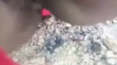 Pretty Desi harlot comes to the field to show her hairy XXX twat