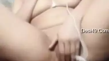 Indian woman masturbates pussy in front of the hubby before sex