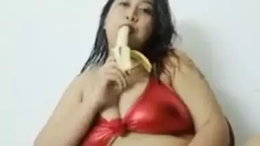 Busty Desi bitch exposes her XXX curves and eats banana on the cam