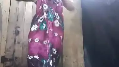 Exclusive- Cute Look Sri Lankan Girl Outdoor Bathing Capture For Lover