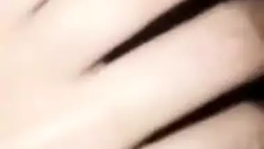 Good-looking Desi chick shows her sweet XXX pussy in solo MMS video