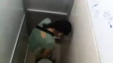 Desi pervert records amateur girl taking XXX pee in public toilet