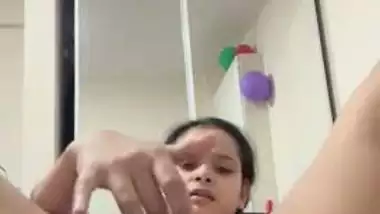 Indian nude babe records her fingering MMS for fun