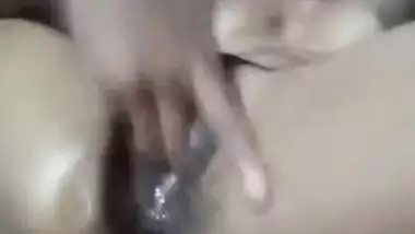 Nude Bangla girl sticks fingers into her juicy XXX cunt in Desi porn