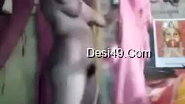 Desi girl dries body with a towel including erogenous XXX zones on camera