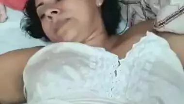 Mulher Indiana enfiando pau gigante na garganta e levando socadas estocadas forte na buceta