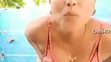 Slender XXX Desi babe dries her body and poses nude in the yard