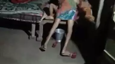 MMS video of Desi MILF in sari tempting father-in-law into XXX fucking