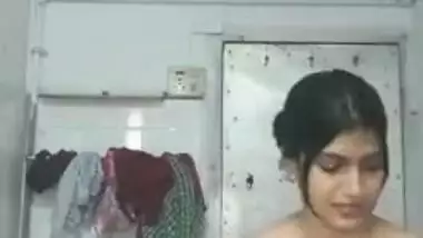 Indian chick in a XXX birthday suit doesn't hurry to finish sex bathing