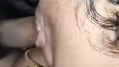 Nasty Desi bitch gives a good blowjob to her friend’s husband XXX